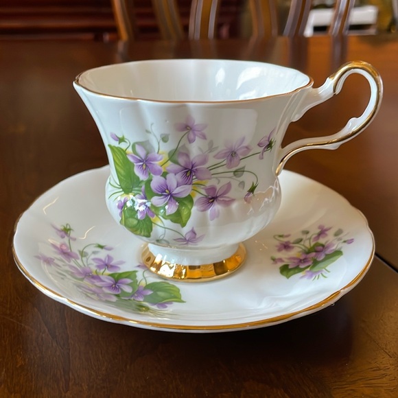 Bone China England Windsor Violets tea cup & saucer set - Picture 1 of 8
